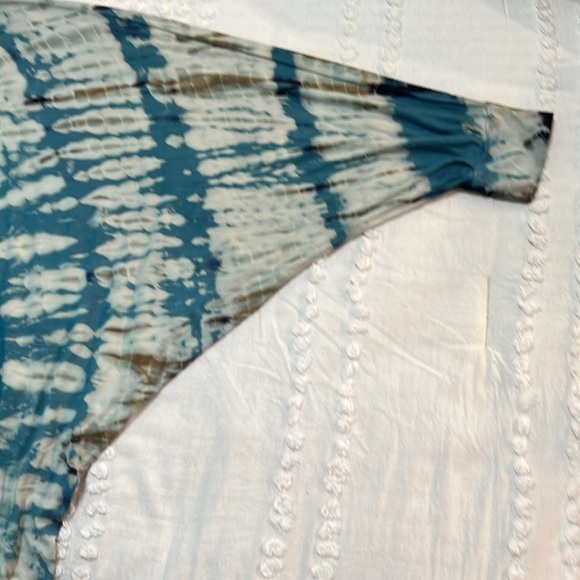 Earthbound Trading Company Blue Swirled Poncho Style Blouse. Size Large. - Picture 7 of 9